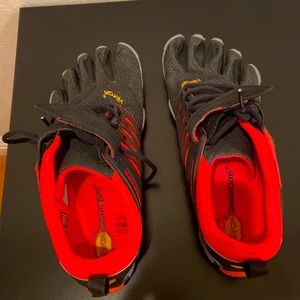 Vibram five fingers women Size EU 38.  US 7- 7.5